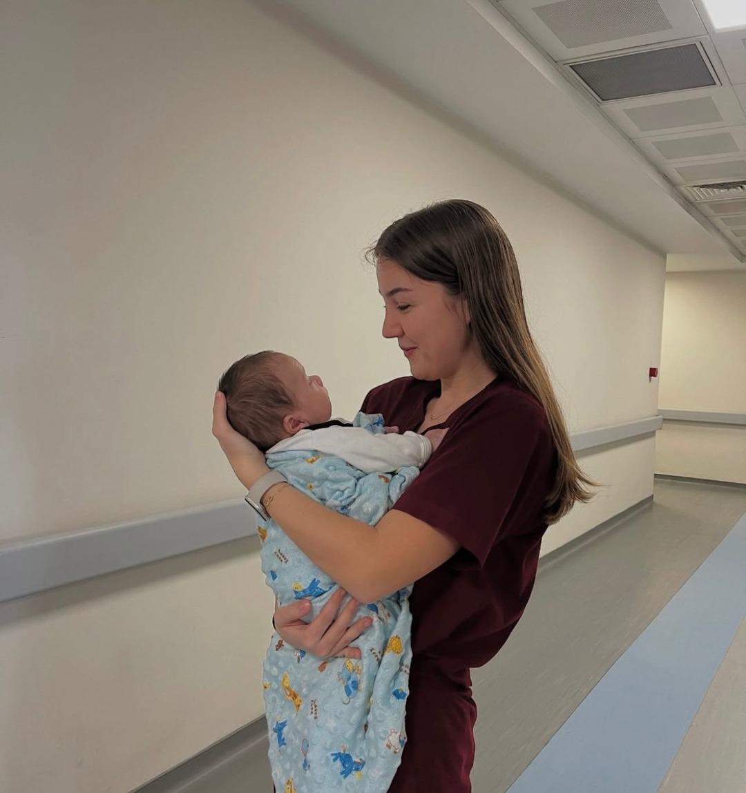 Bu görüntüler sosyal medyada çok konuşuldu! Pediatri doktorunun kuvöz başındaki nöbeti ilgi gördü: "Bebeğiniz burada ama biz de buradayız" 5