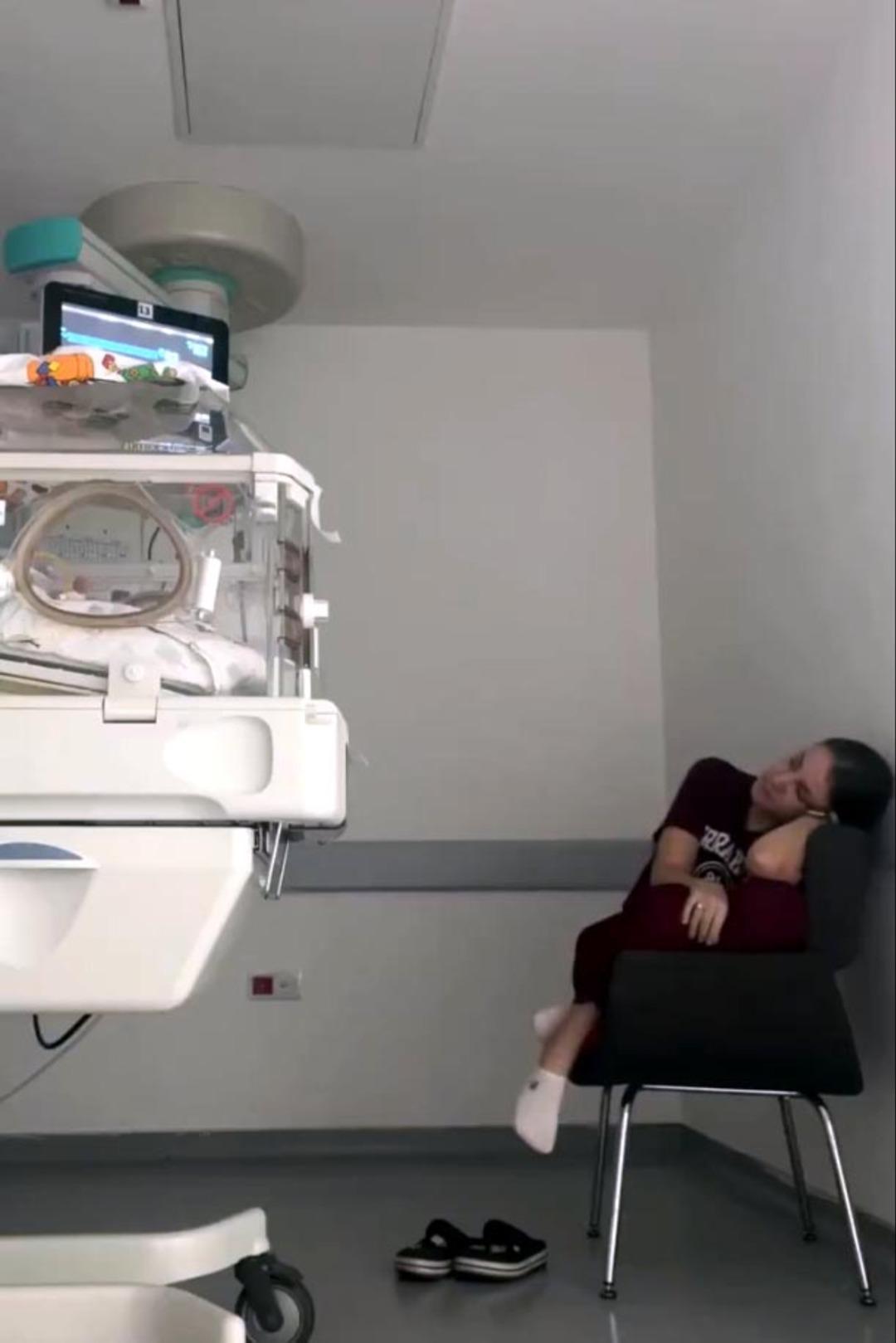 Bu görüntüler sosyal medyada çok konuşuldu! Pediatri doktorunun kuvöz başındaki nöbeti ilgi gördü: "Bebeğiniz burada ama biz de buradayız" 1