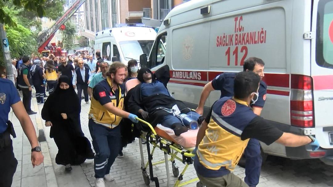 Küçükçekmece de 5 katlı binada yangın faciası: Bir kişi hayatını kaybetti! 1