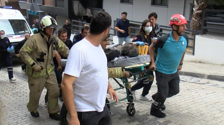 Küçükçekmece'de 5 katlı binada yangın faciası: Bir kişi hayatını kaybetti!