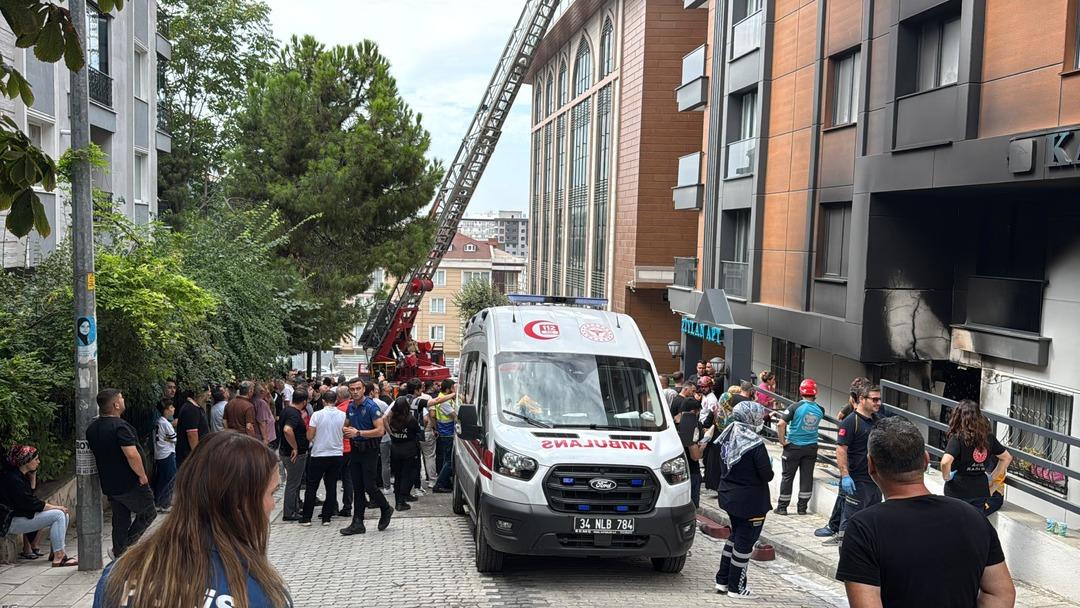 Küçükçekmece de 5 katlı binada yangın faciası: Bir kişi hayatını kaybetti! 3