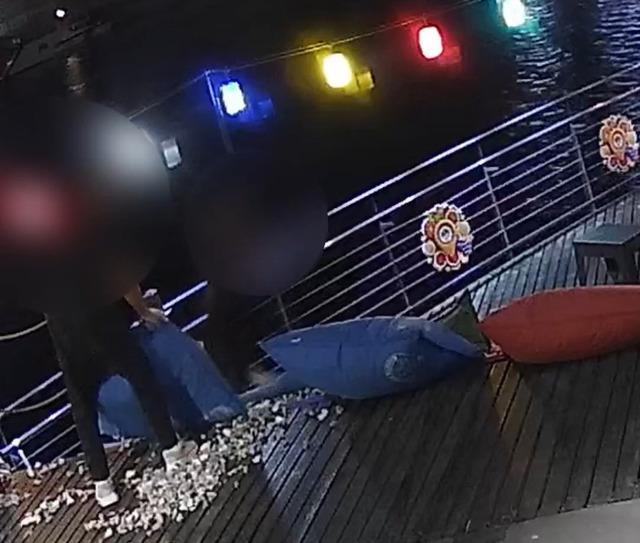 Belediyenin işlettiği kafeye  eğlenmek için  zarar vermişler 3