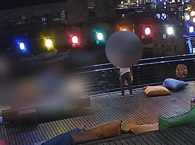 Belediyenin işlettiği kafeye  eğlenmek için  zarar vermişler 2