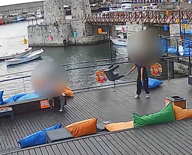 Belediyenin işlettiği kafeye  eğlenmek için  zarar vermişler 1