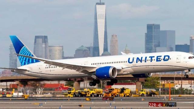 Havada korku dolu anlar! Yanmaya başladı, acil iniş yaptı