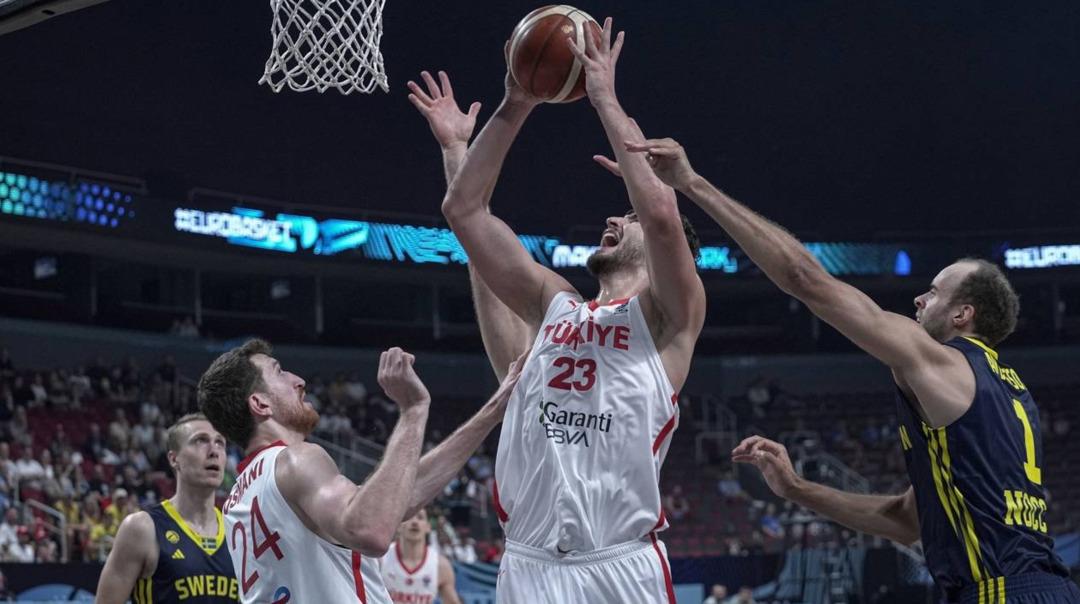 12 Dev Adam tarih yazdı tarih! Yunanistan ı farklı mağlup ederek 24 yıl sonra finale yükseldik! 2