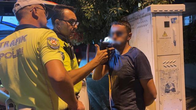 Aydın'da hem alkollü hem ehliyetsiz sürücü 3 araca çarptı! Sözleri şaşkına çevirdi