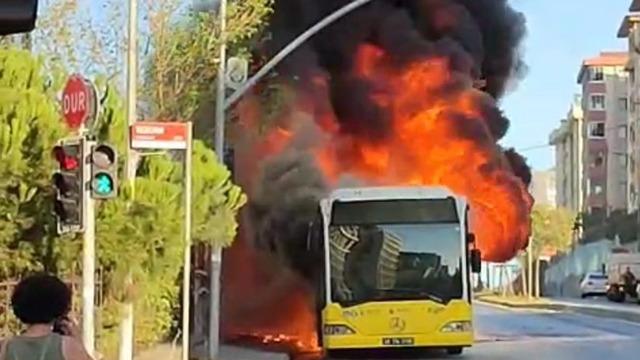 Seyir halindeydi: Ümraniye'de İETT otobüsü alev alev yandı!