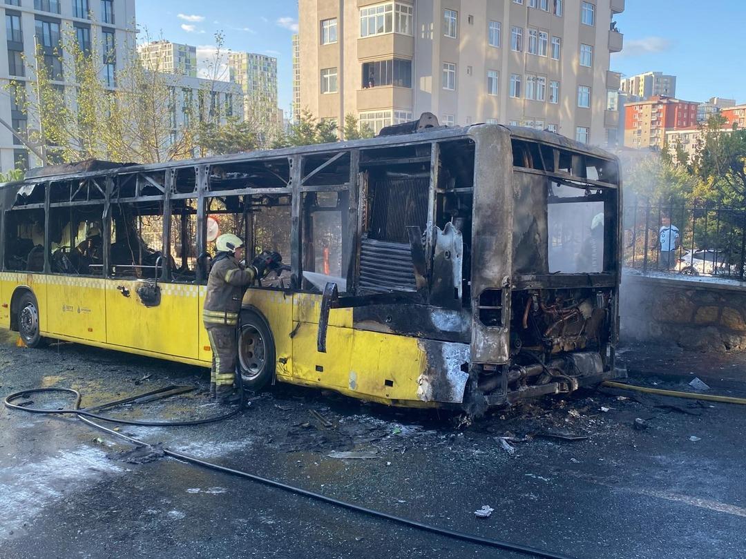 Seyir halindeydi: Ümraniye de İETT otobüsü alev alev yandı! 3
