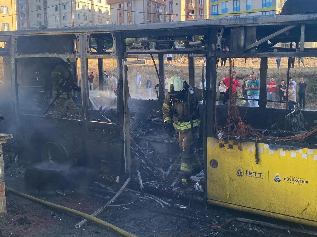 Seyir halindeydi: Ümraniye de İETT otobüsü alev alev yandı! 2