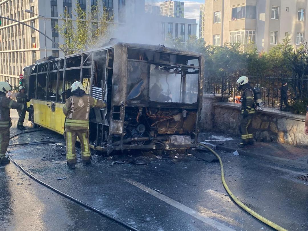 Seyir halindeydi: Ümraniye de İETT otobüsü alev alev yandı! 1