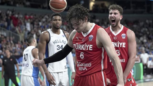 Yunanistan'ı sürklase eden 12 Dev Adam Yunan basınında! 'Türkiye'nin namağlup olması tesadüf değil