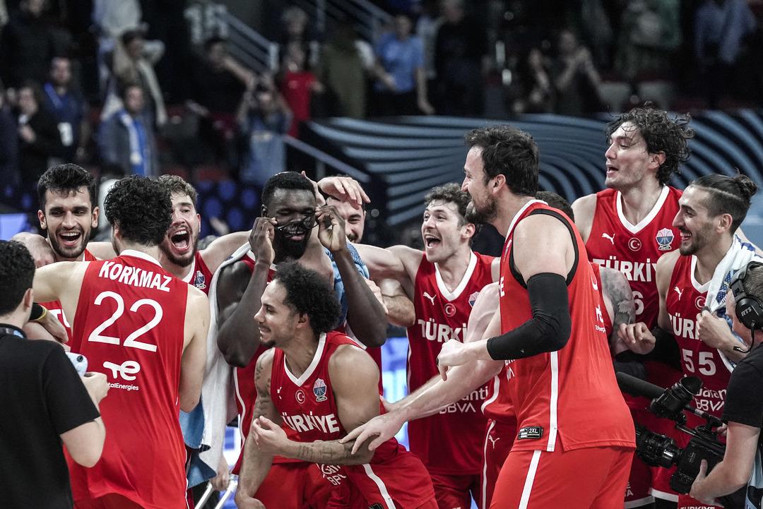 Yunanistan ı sürklase eden 12 Dev Adam Yunan basınında! Türkiye nin namağlup olması tesadüf değil" 1