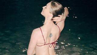 Peş peşe paylaştı! Tiş&ouml;rt&uuml;n&uuml; sıyırıp poz verdi