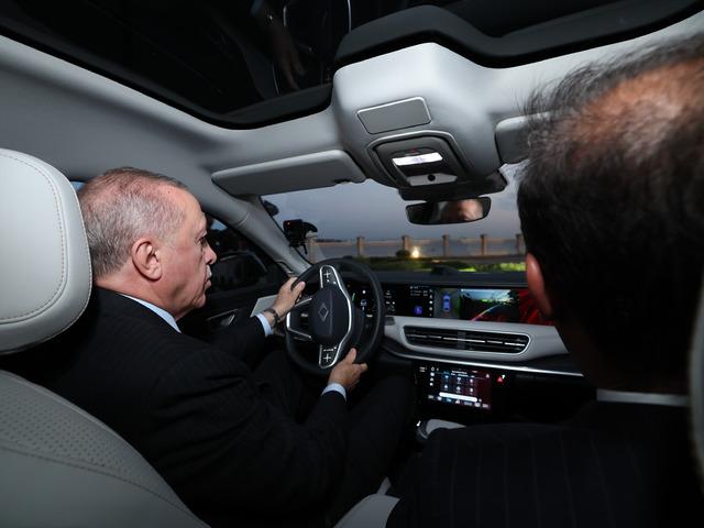 Cumhurbaşkanı Erdoğan’a Togg’un yeni modeli hediye edildi!