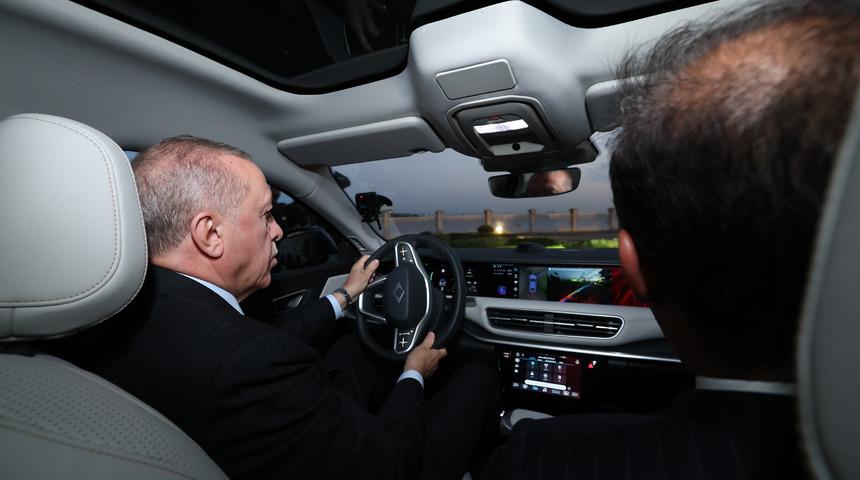 Cumhurbaşkanı Erdoğan’a Togg’un yeni modeli T10F hediye edildi! Test sürüşü yaptı
