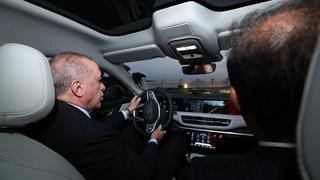 Cumhurbaşkanı Erdoğan’a Togg’un yeni modeli T10F hediye edildi! Test sürüşü yaptı