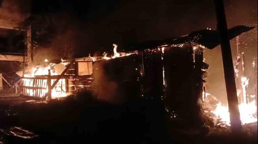 Tirebolu'da fındık deposu yangını: Bir ton fındık kül oldu