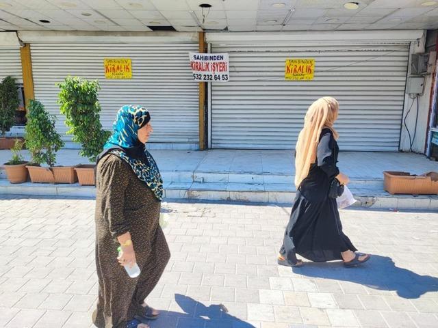 Dükkanları bir bir kapatıp gidiyorlar!