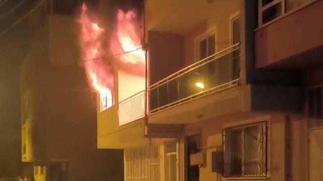 Evini ateşe veren baba öldü, oğlu yaralandı