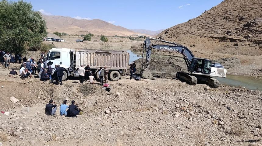 İş makinesinin kovasına bakım yaparken kamyon çarpan operatör öldü