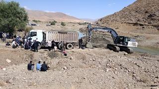 İş makinesinin kovasına bakım yaparken kamyon çarpan operatör öldü