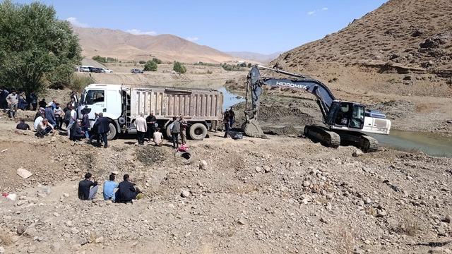 İş makinesinin kovasına bakım yaparken kamyon çarpan operatör öldü