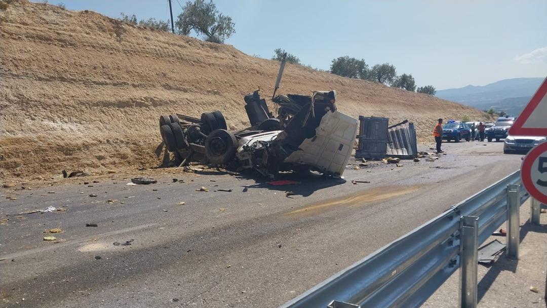 Mersin de otobüs ile kamyon çarpıştı: Ölü ve yaralılar var! 3