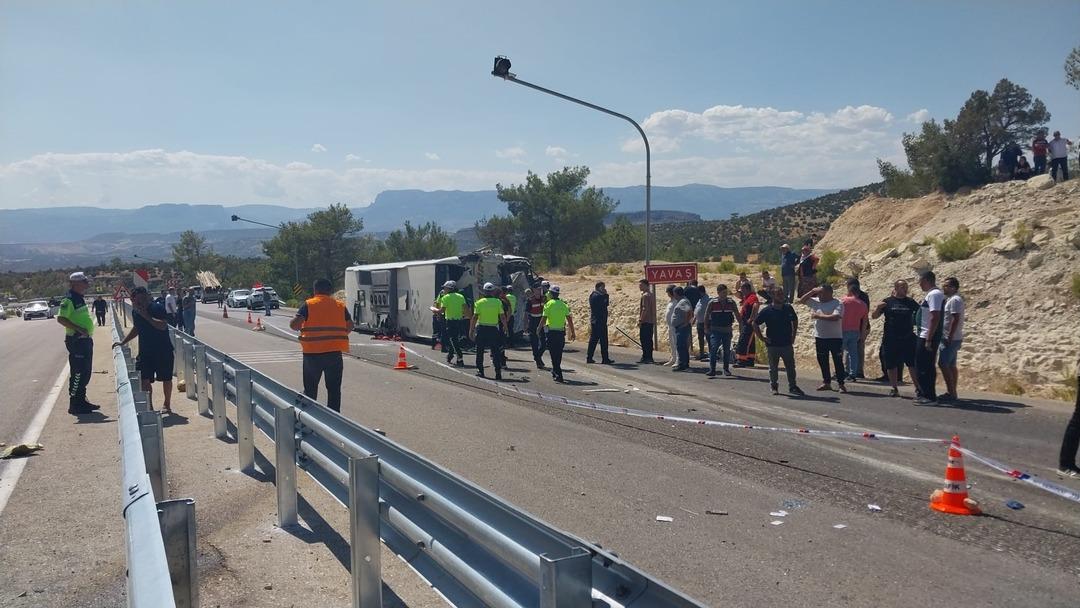 Mersin de otobüs ile kamyon çarpıştı: Ölü ve yaralılar var! 4