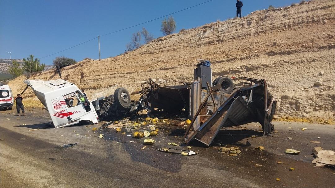Mersin de otobüs ile kamyon çarpıştı: Ölü ve yaralılar var! 2