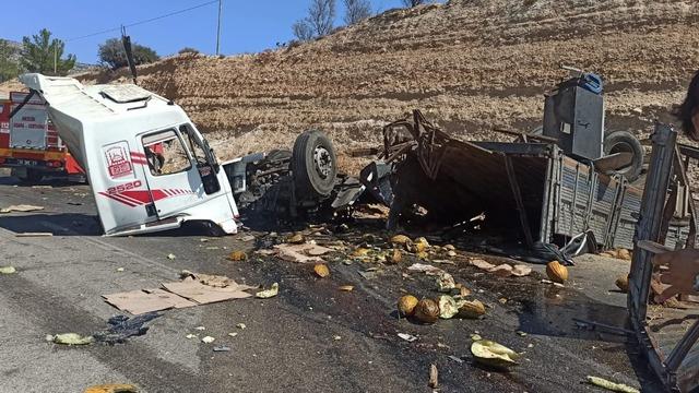 Yolcu otobüsü ile kavun yüklü kamyon çarpıştı; 3 ölü, 7 yaralı