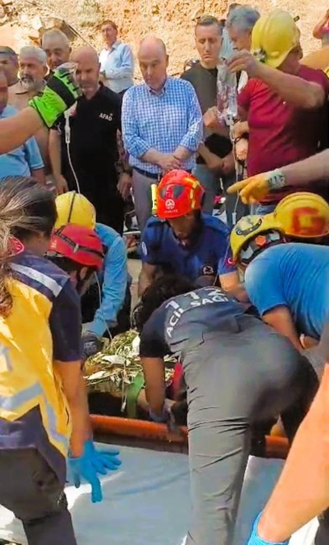 Göçük altındaki madencilerden birisi kurtarıldı 2