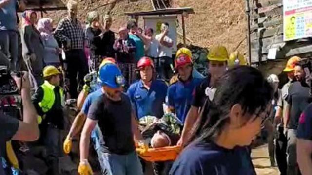 Göçük altındaki madencilerden birisi kurtarıldı