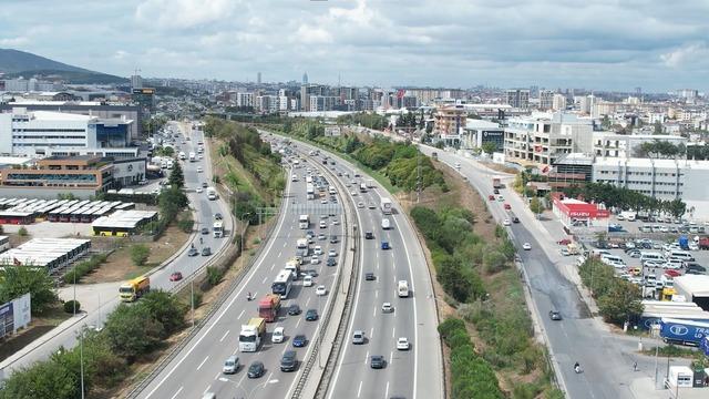 Seyir halindeki otomobil yandı, trafik kilitlendi