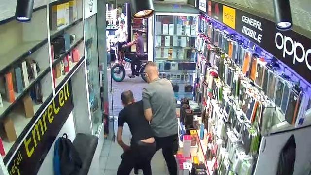 Maket bıçağıyla telefoncuya giren şahıs etkisiz hale getirildi