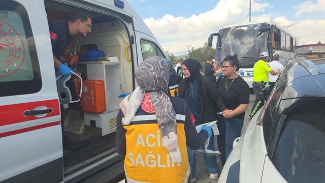 Yolcu otobüsü gemi çapası taşıyan tıra çarptı...3 yaralı