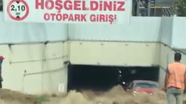 Yer: İstanbul! Su borusu patladı, AVM otoparkı göle döndü
