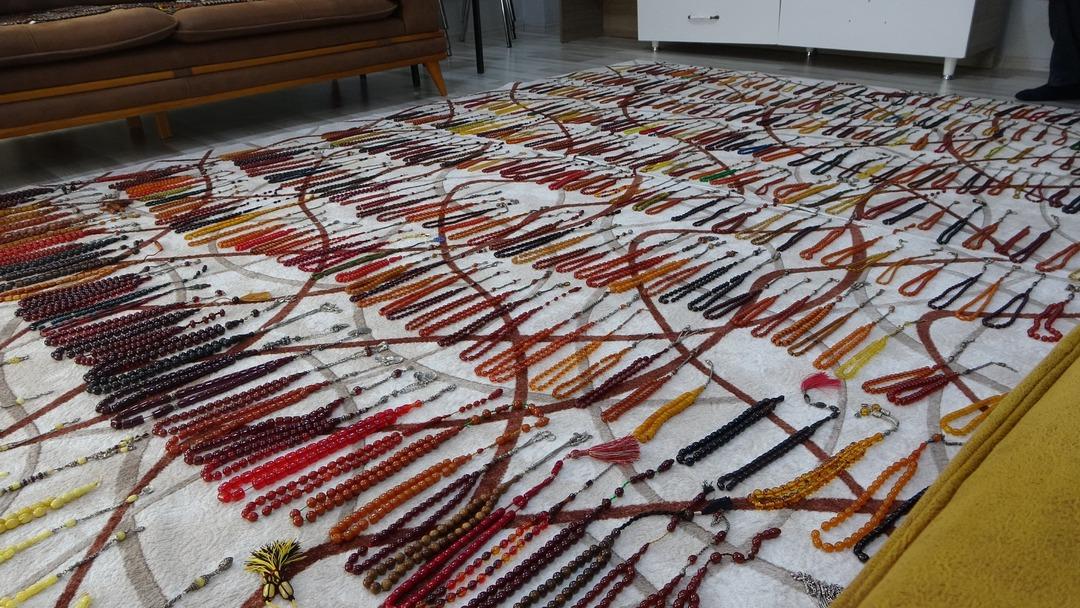 Hepsine gözü gibi bakıyor! Tespih koleksiyonunun değeri dudak uçuklattı 1