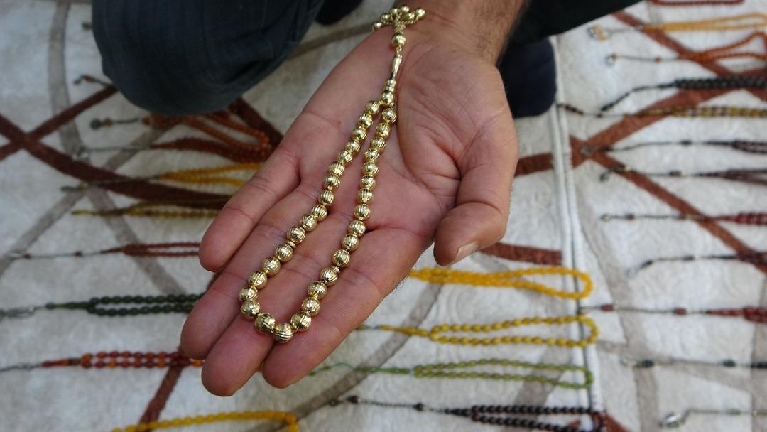 Hepsine gözü gibi bakıyor! Tespih koleksiyonunun değeri dudak uçuklattı 2