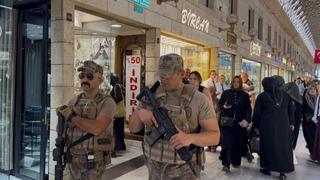 Kapalıçarşı'da dikkat çeken görüntü: Özel harekat polisleri böyle bekledi