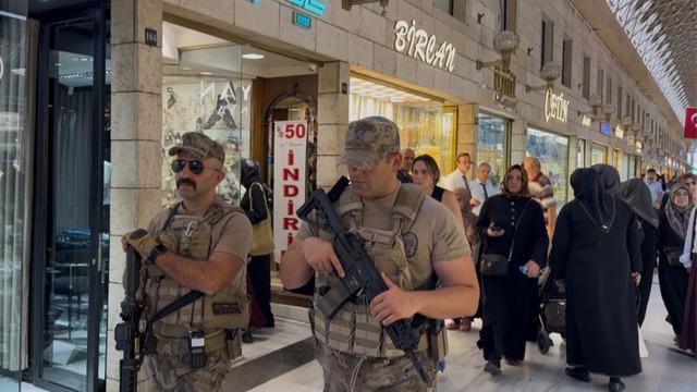 Kapalıçarşı'da dikkat çeken görüntü: Özel harekat polisleri böyle bekledi