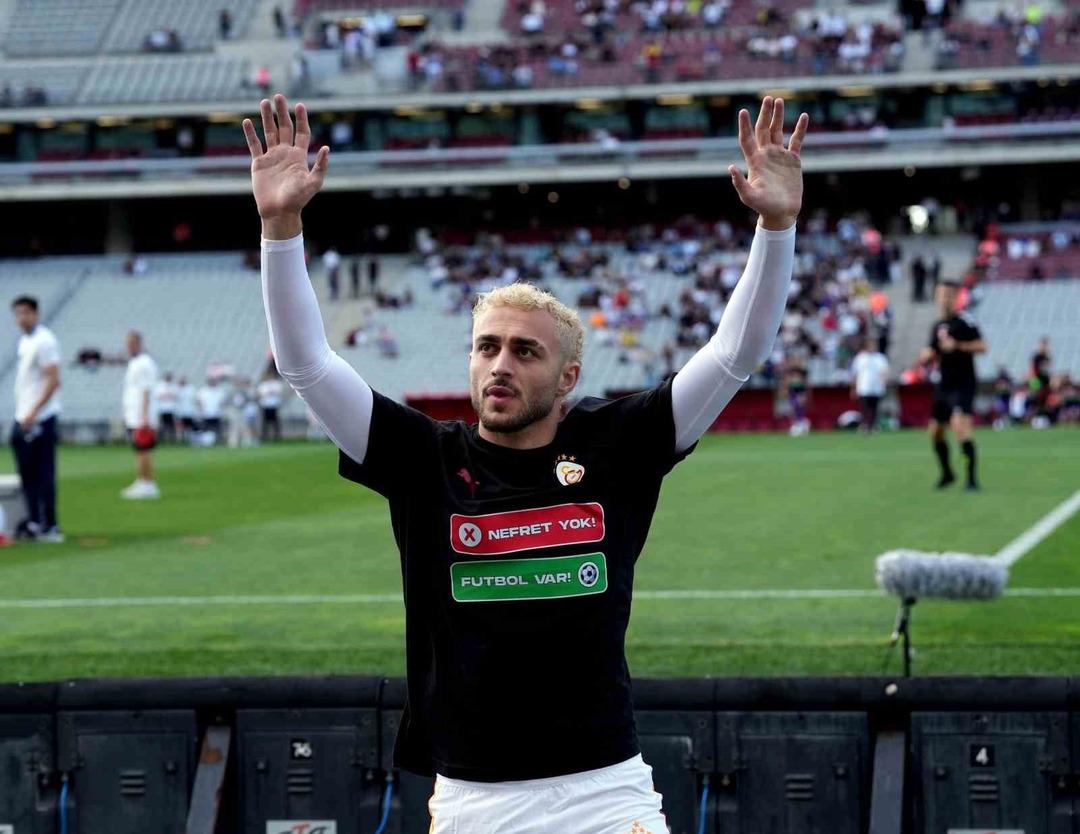 Galatasaray taraftarından Eyüpspor karşılaşması öncesi Barış Alper Yılmaz a destek! 1