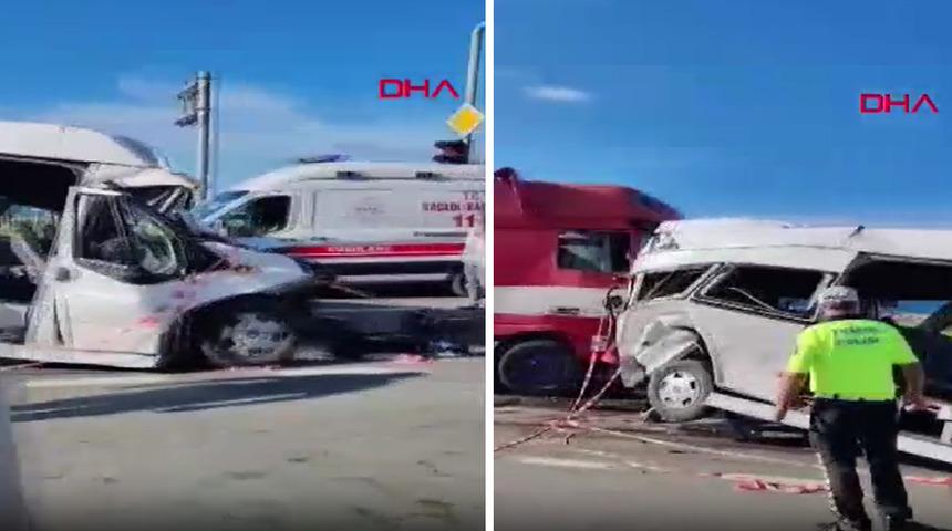 TIR, trafik ışıklarında bekleyen minibüse çarptı: 15 yaralı