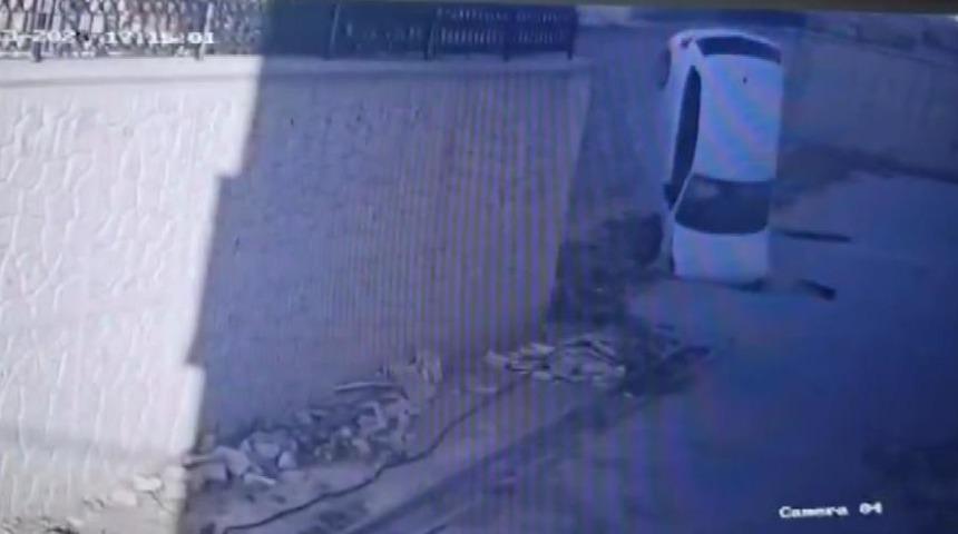 Otomobil, metrelerce yükseklikten yere çakıldı: 1 yaralı