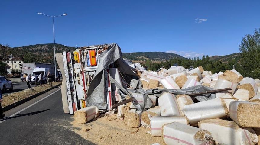 Saman yüklü kamyon devrildi, yol trafiğe kapandı
