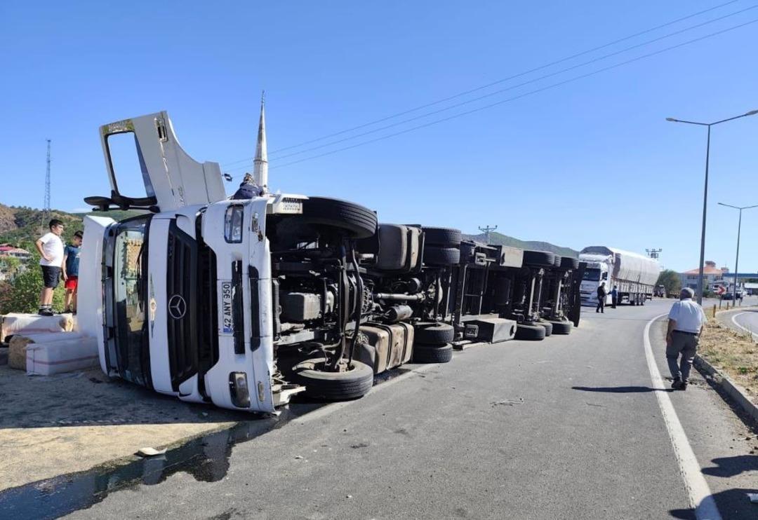 Saman yüklü kamyon devrildi, yol trafiğe kapandı 1