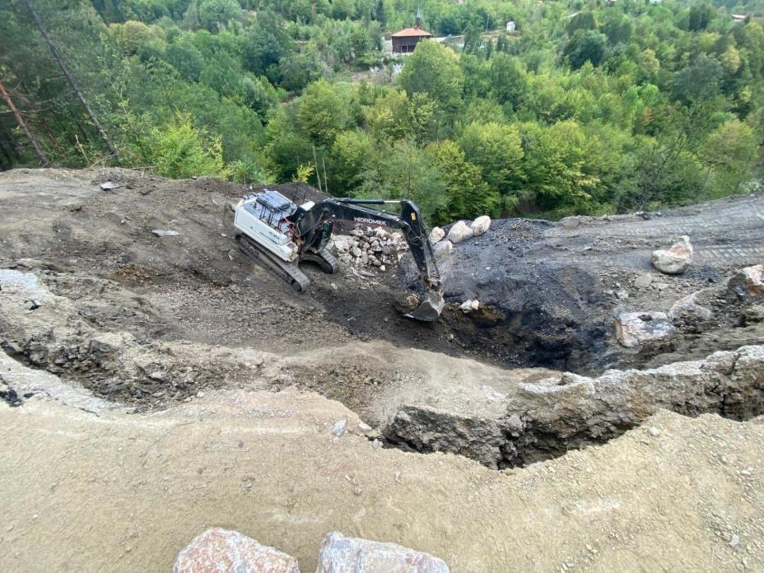 Bozkurt ta heyelan: Köy yolu ulaşıma kapandı 1