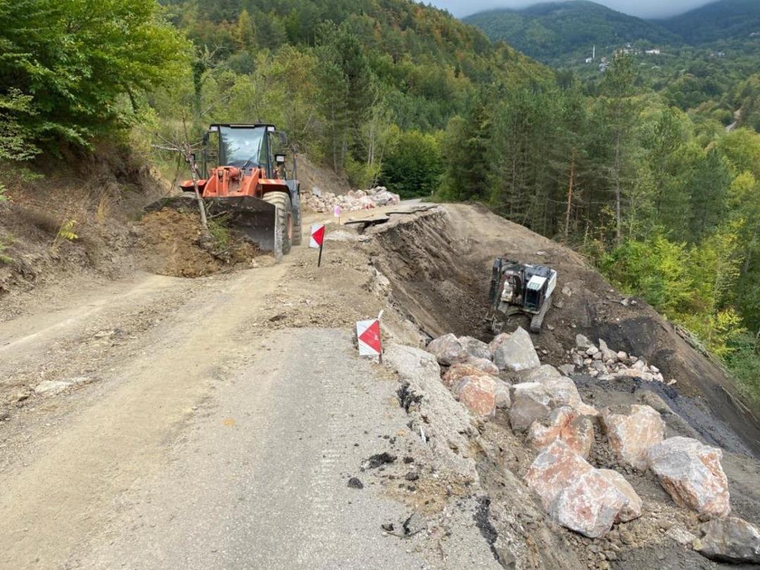 Bozkurt ta heyelan: Köy yolu ulaşıma kapandı 2