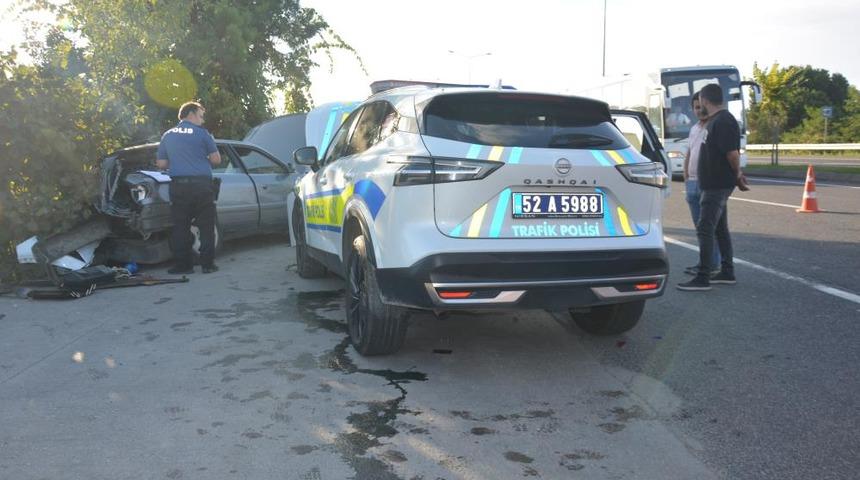 Kontrolden çıktı, polis otosuna çarptı: Yaralılar var