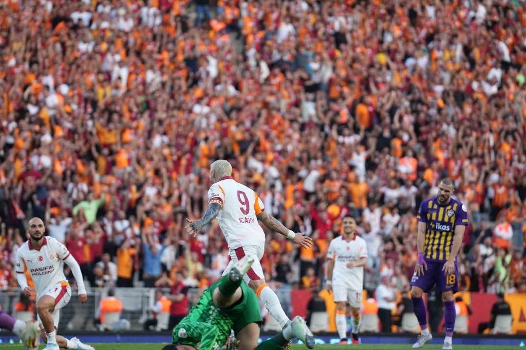 Galatasaray da teknik direktör Okan Buruk maç sonu Osimhen in durumunu açıkladı! 4